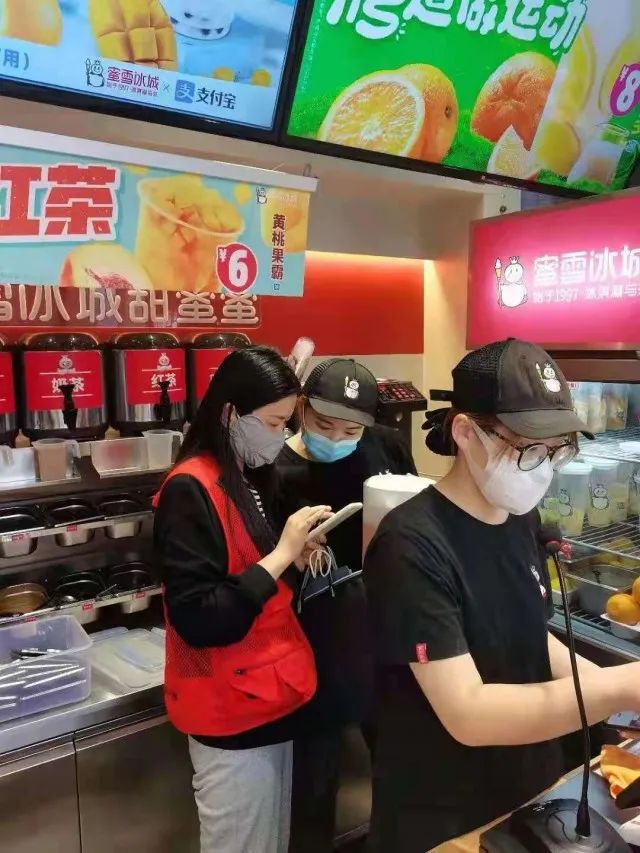 郑州市市场监管局彻查蜜雪冰城门店