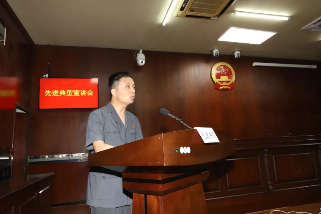 看这是一场颇具仪式感的砺志会会上,全院干警首先观看了英模陈昕茹