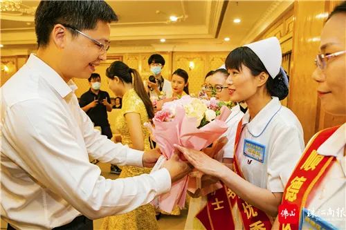 佛山市委常委,顺德区委书记刘智勇向优秀护士送上鲜花.
