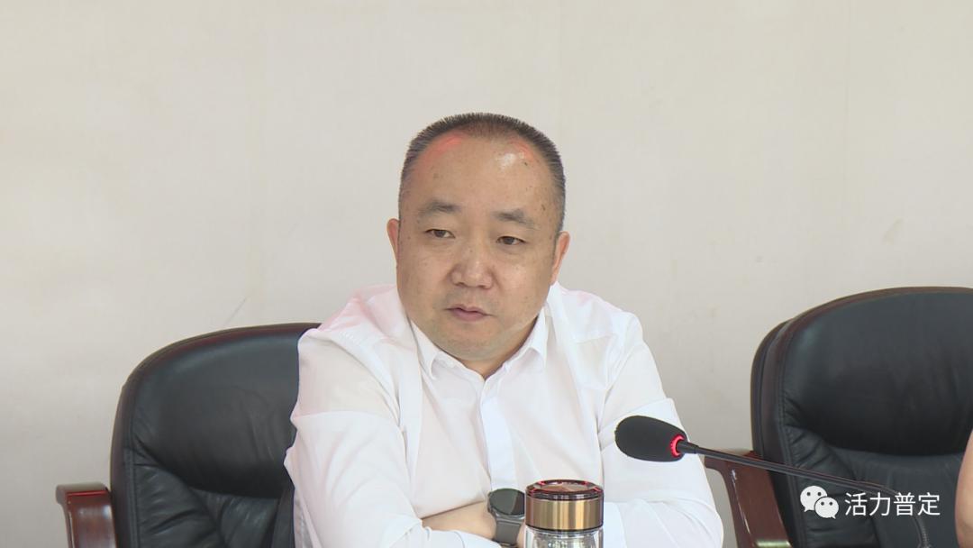 5月16日,普定县委书记吕庆主持召开全县宜居乡村创建和深入开展乡村大