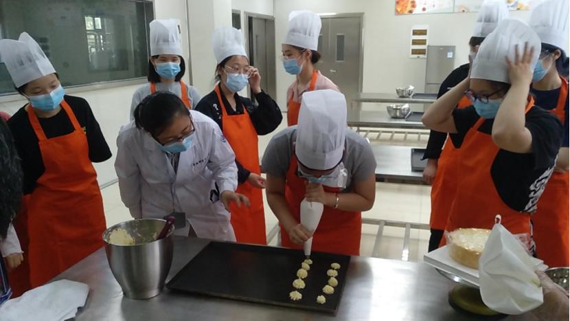 11日下午,上海海洋大学食品学院实训基地中央厨房飘出阵阵奶油的香味