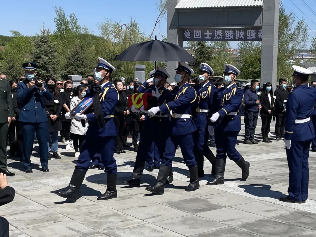 春暖花开英雄归英模精神永难忘敦化法院干警参加刘超烈士安葬仪式