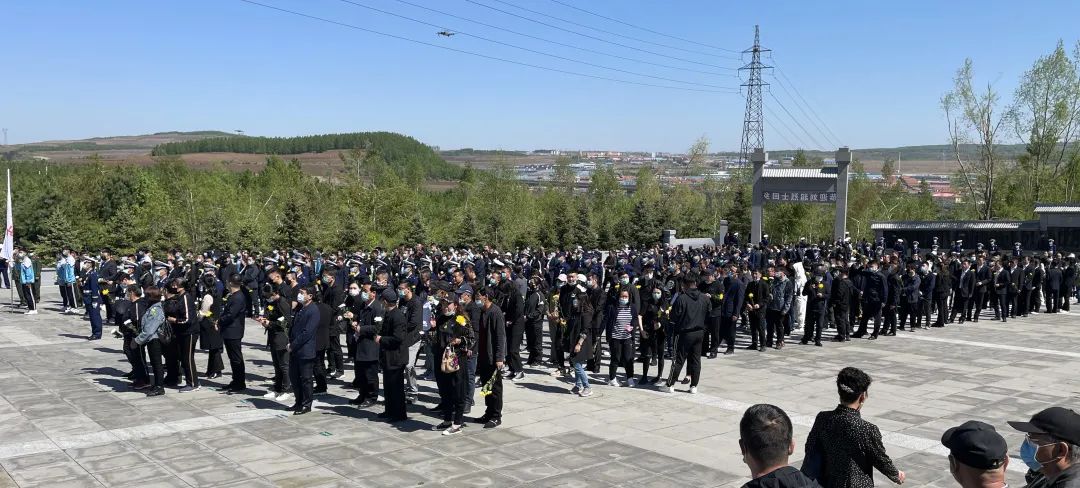 春暖花开英雄归英模精神永难忘敦化法院干警参加刘超烈士安葬仪式