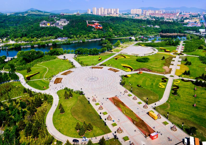 磐石市文广旅局在市政府门前广场,举办"磐石人游磐石"旅游资源和旅游