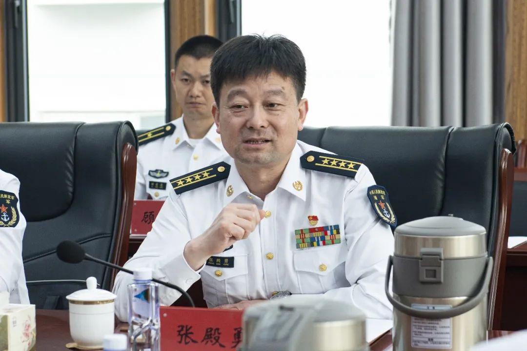 医院宋耀星政委向部队领导介绍了医院历史沿革,重点强