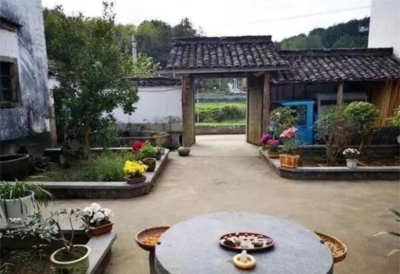 整洁有序的院落环境透露出居住者对生活的热爱,反映出院落主人勤劳