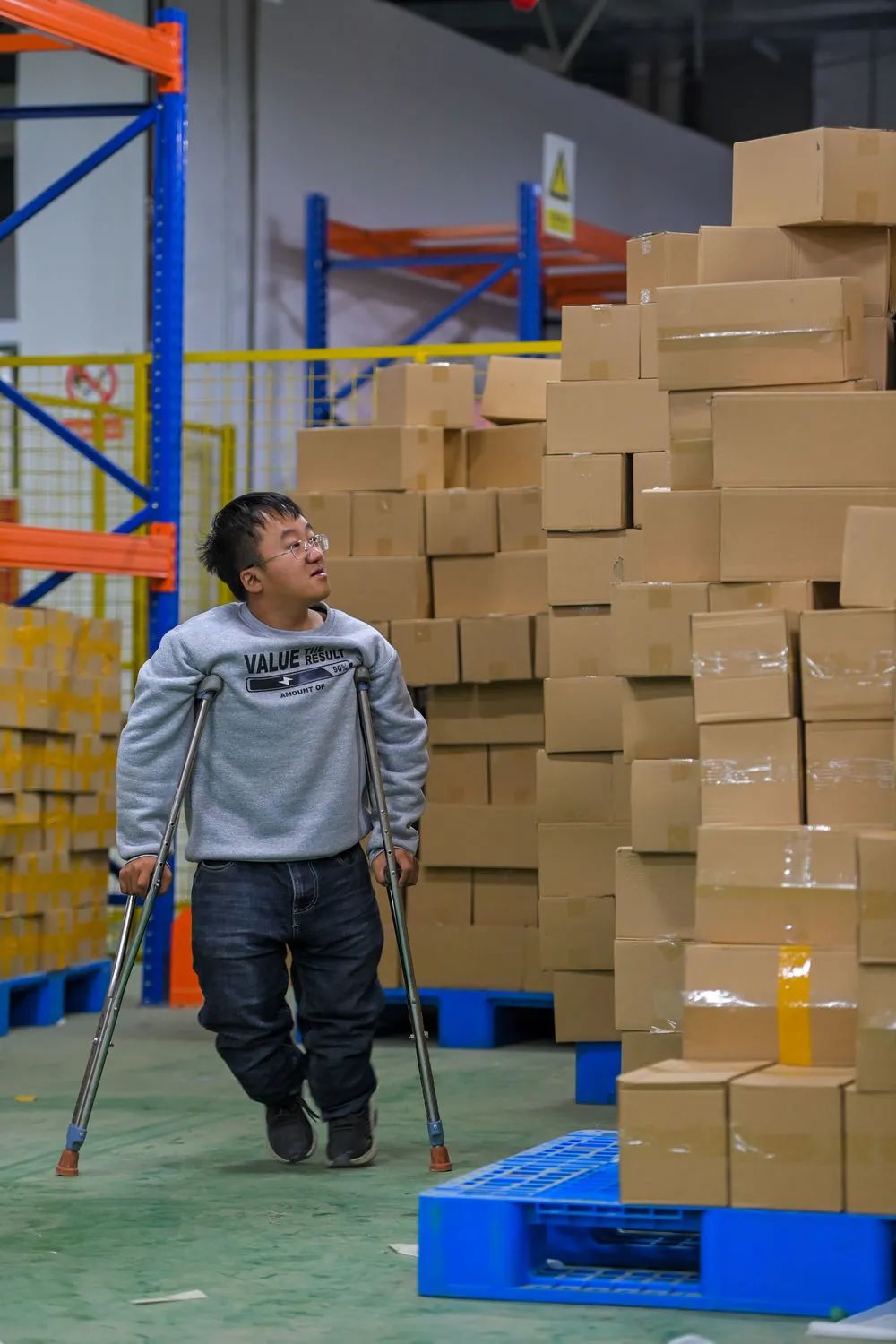 双拐撑起助残梦想他是以残助残的老男孩