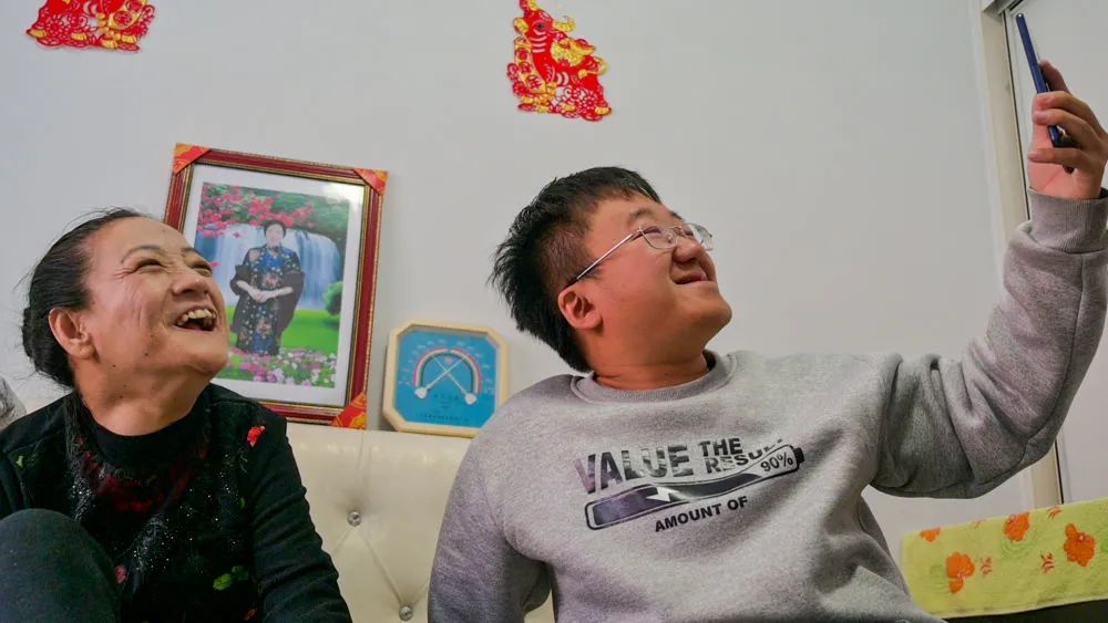 双拐撑起助残梦想,他是以残助残的"老男孩"