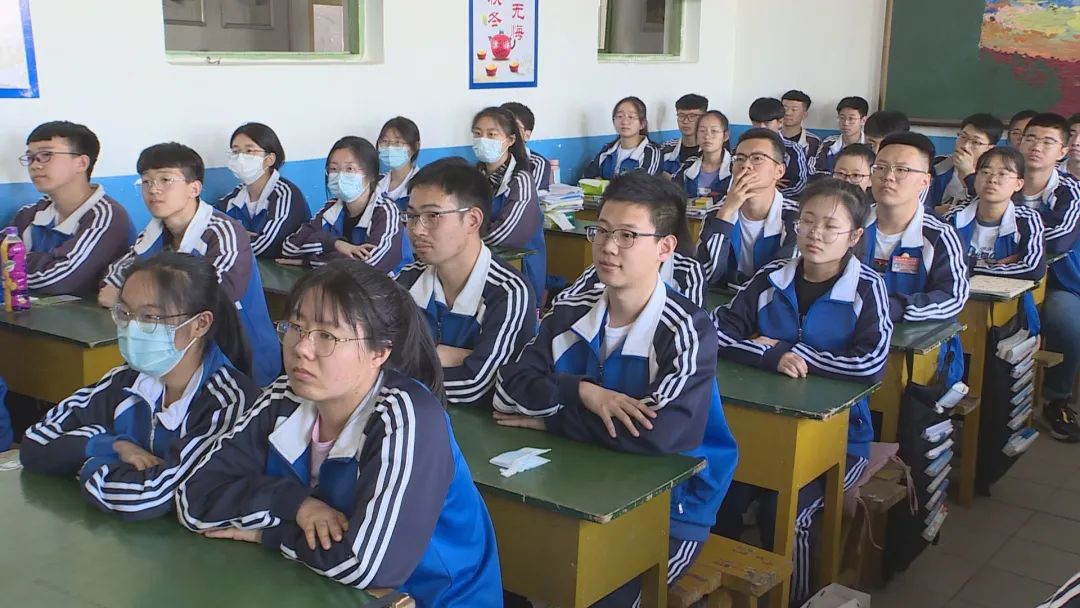 讲座中,国家二级心理咨询师讷河二中教师韩亚东以"安心,一切会是最好