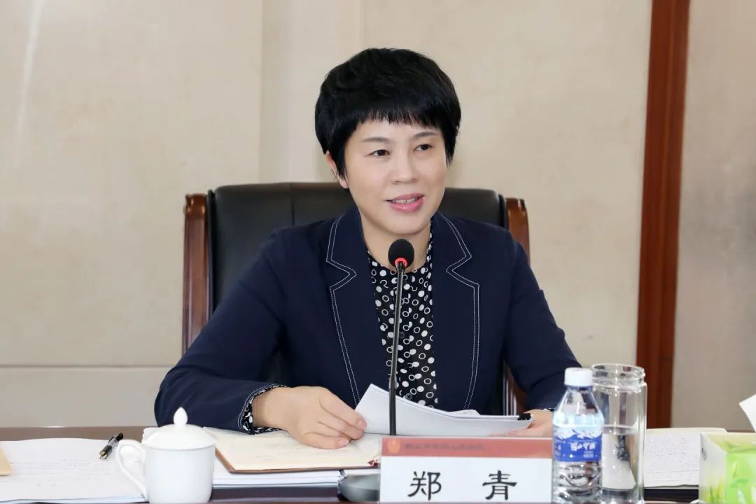 在诉讼服务中心,郑青观看了智慧诉讼服务演示,随机查