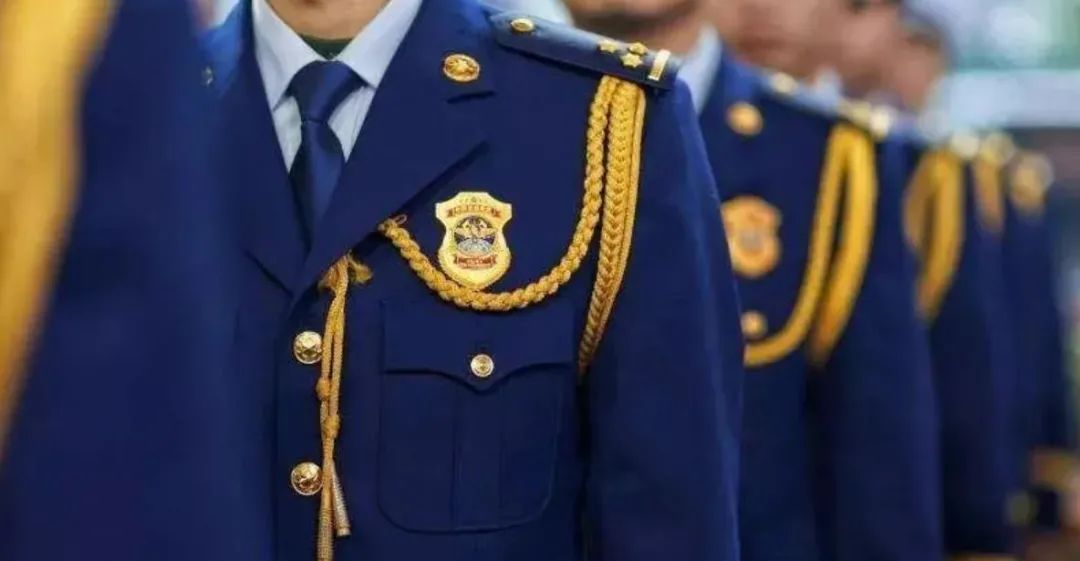 蓝色的制服和金色的肩章"消防救援衔"是我国继军衔,警衔,关衔,外交