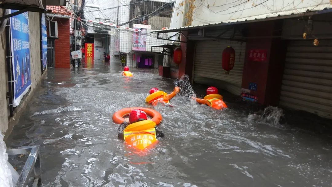 暴雨袭击多地被淹厦门集美消防连续救援9起救助群众60余人