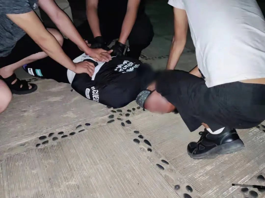 晋宁公安报警人称其停放在小区大门口路边停车位的 车内财物被盗 接警