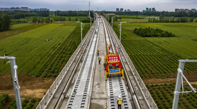 今日郑济高铁郑州至濮阳段进入铺轨阶段