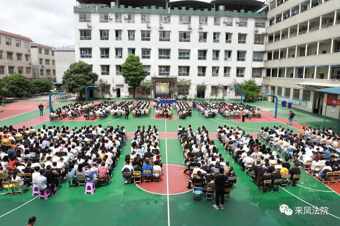 5月18日,来凤县法院法官走进来凤县春晖学校,为该校1100余名学生上了