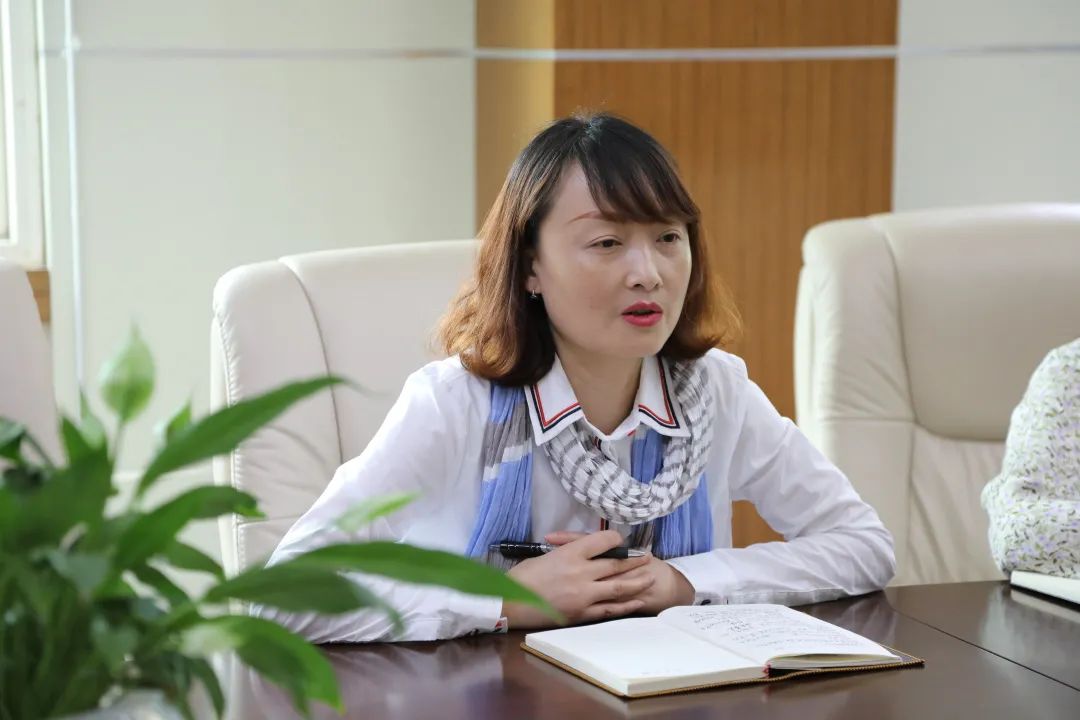 队伍教育整顿上门纳谏听民意石棉县法院党组书记李姣走访全国人大代表