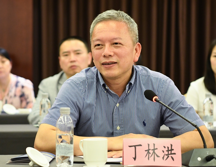 贵商总会副会长,圣济堂制药集团董事长丁林洪向关岭县人民政府详细