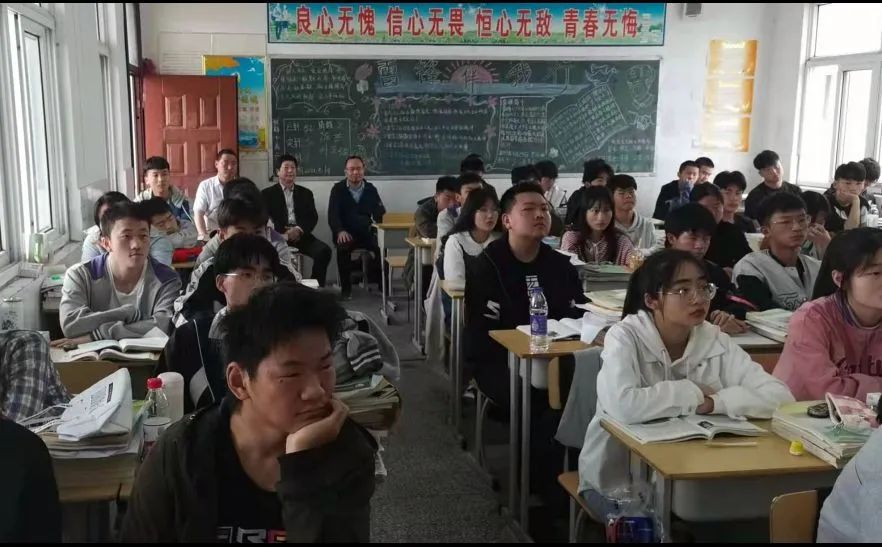 党史学习教育天长法院关工委到铜城中学组织师生观看党史教育视频