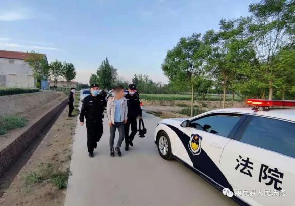 01执行现场惠民法院46名执行干警整装肃立,按照既定的执行预案以及