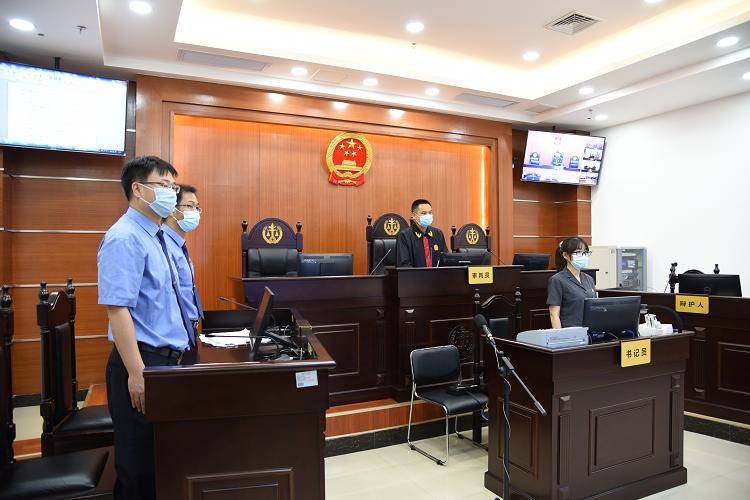 庭审结束后,主审法官通报了典型毒品案例及恩平市毒品案件审理情况.