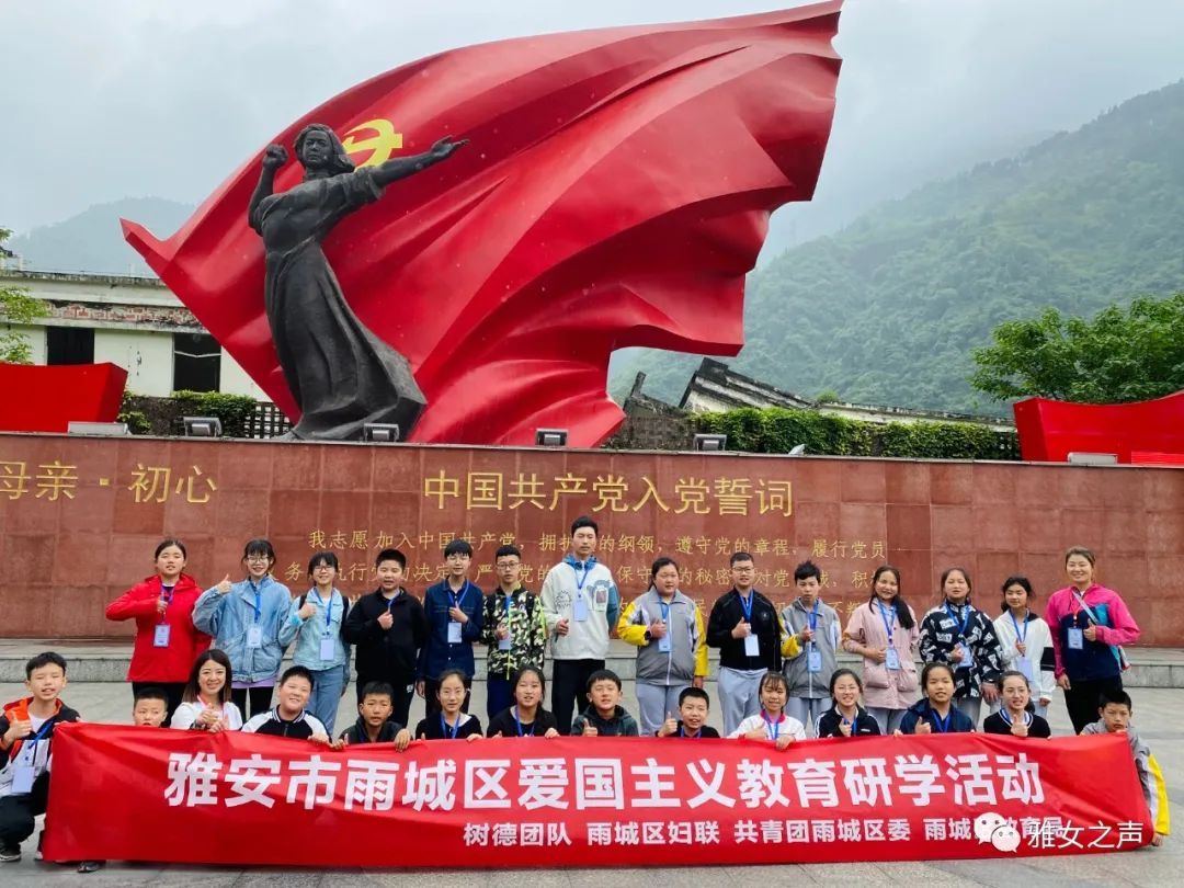 在地震遗址和纪念馆,同学们认真听取讲解,了解地震中的感人故事,认识