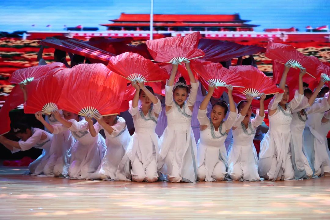 艺术节丨唱起经典红歌跳起民族舞官渡学子精彩献礼