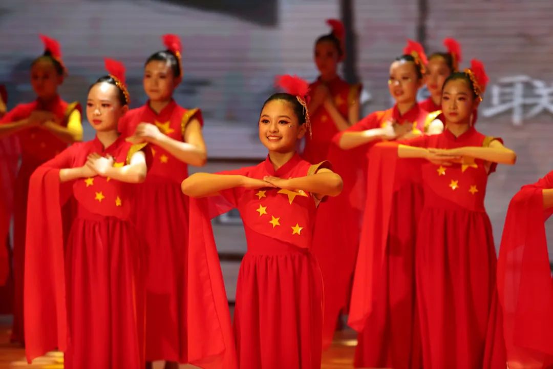 艺术节丨唱起经典红歌跳起民族舞官渡学子精彩献礼