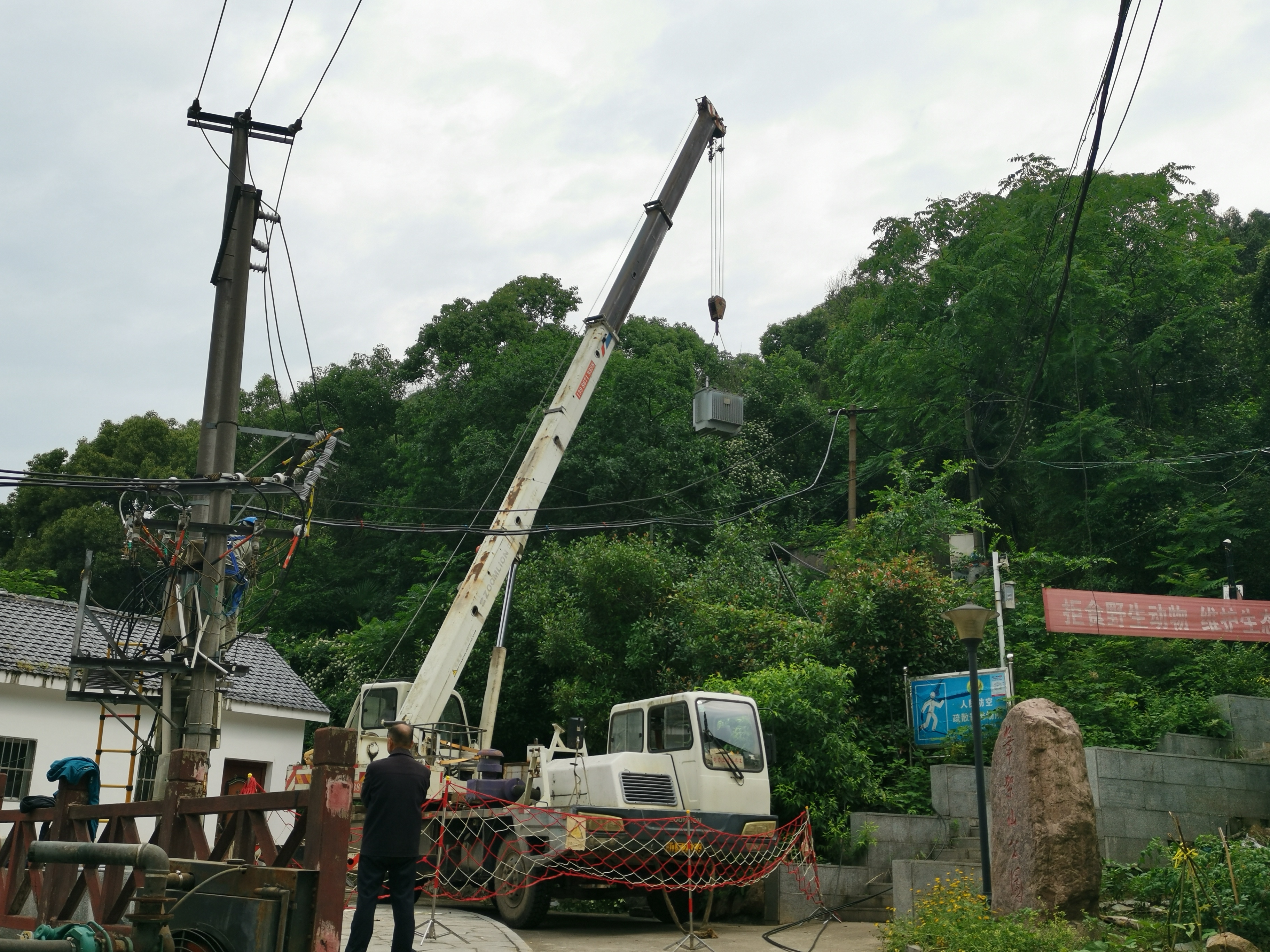 拆除老舊電杆變壓器增容換新讓居民安全清涼度夏