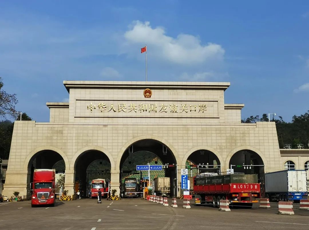 的中国公民曹某某,熊某某,刘某某,何某某,李某某经凭祥友谊关口岸回国