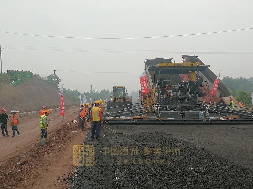 泸县立石镇至龙马潭区特兴街道根据当前建设进度同步进行的还有道路