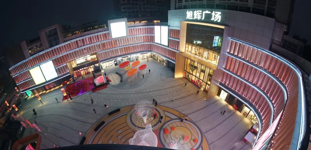 旭辉广场改造前后工程加快推进的背后,离不开施工人员的辛勤付出.