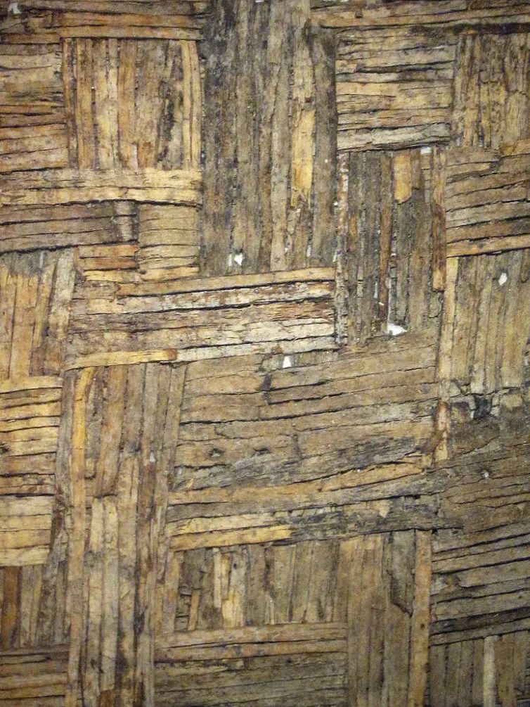 比如,下图左侧是7000年前的芦席.