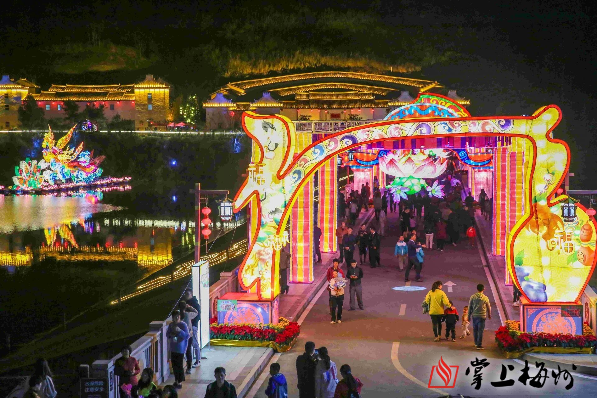 熙和湾景区结合当地文化举办特色花灯节,吸引游客纷纷前往观赏.