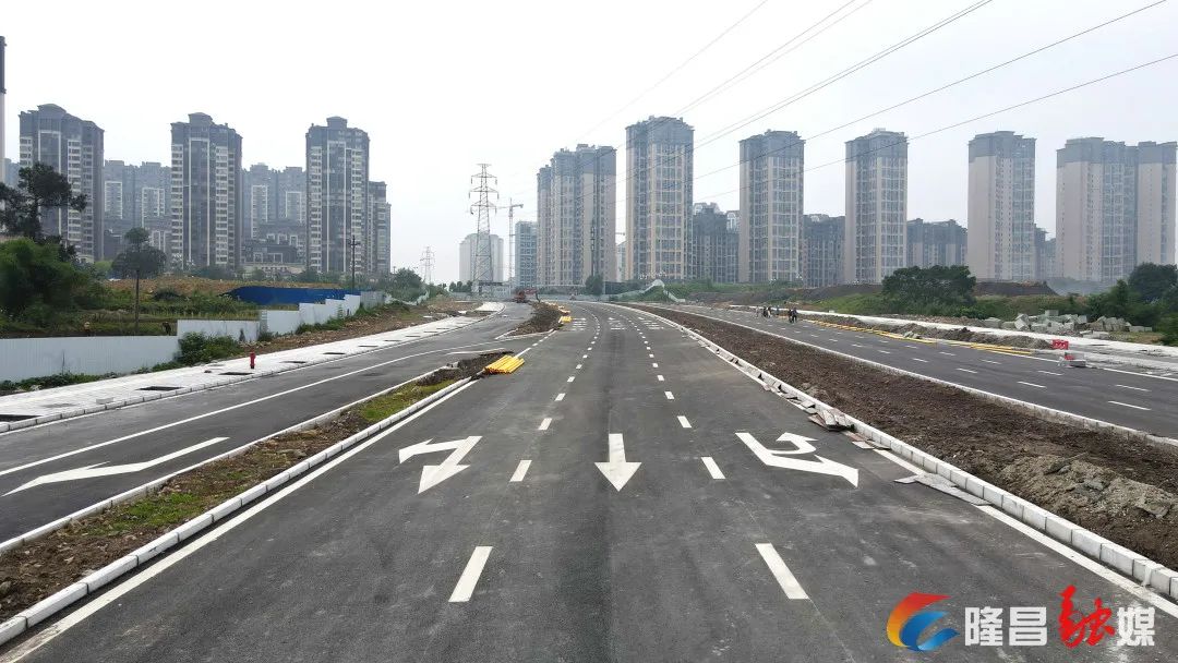 正在进行一条交通大道的雏形已现工人们分散在不同区域工作着推土机