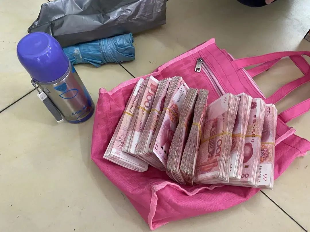 正能量乘客遗落10万元现金公交车长物归原主