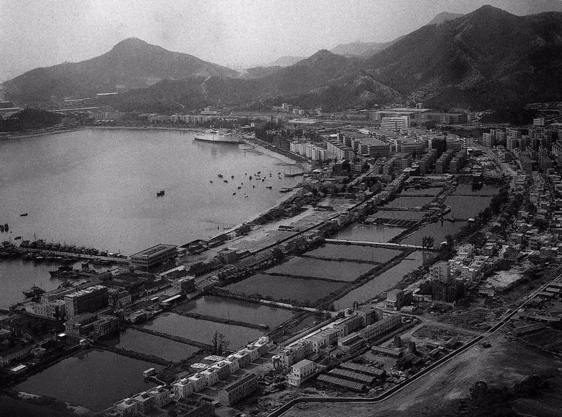 实行特殊政策和灵活措施是正确的,提出两省要"积极稳妥地抓好经济特区