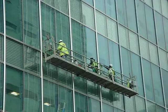 惊险大风中吊篮失控