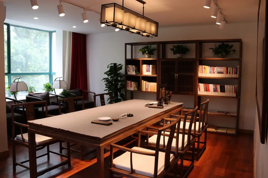 据悉,提质升级后的新华路三分所增设了聊天室,茶艺室,棋牌室,电脑室