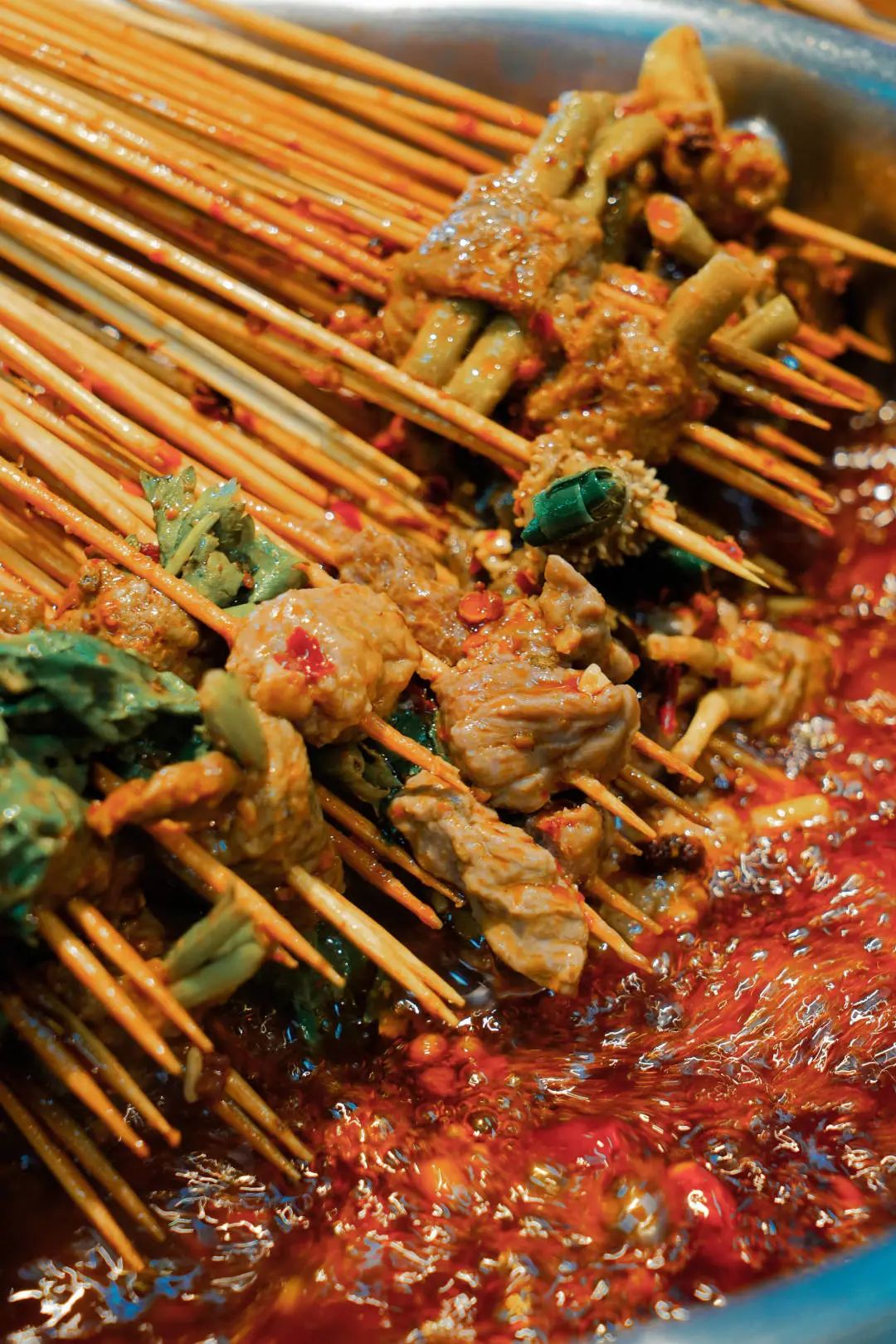 除了火锅串串,海椒市串串香还将串串玩出新花样,油炸串串,把把烧,甚至