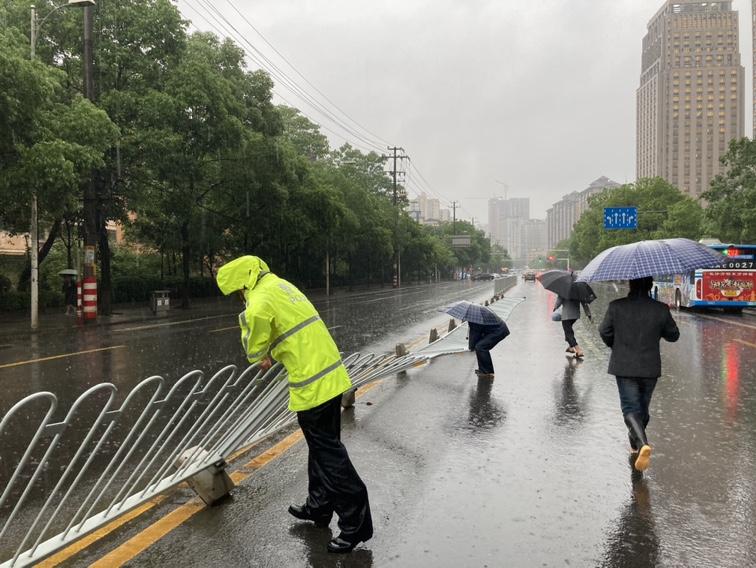 下雨挨浇图片