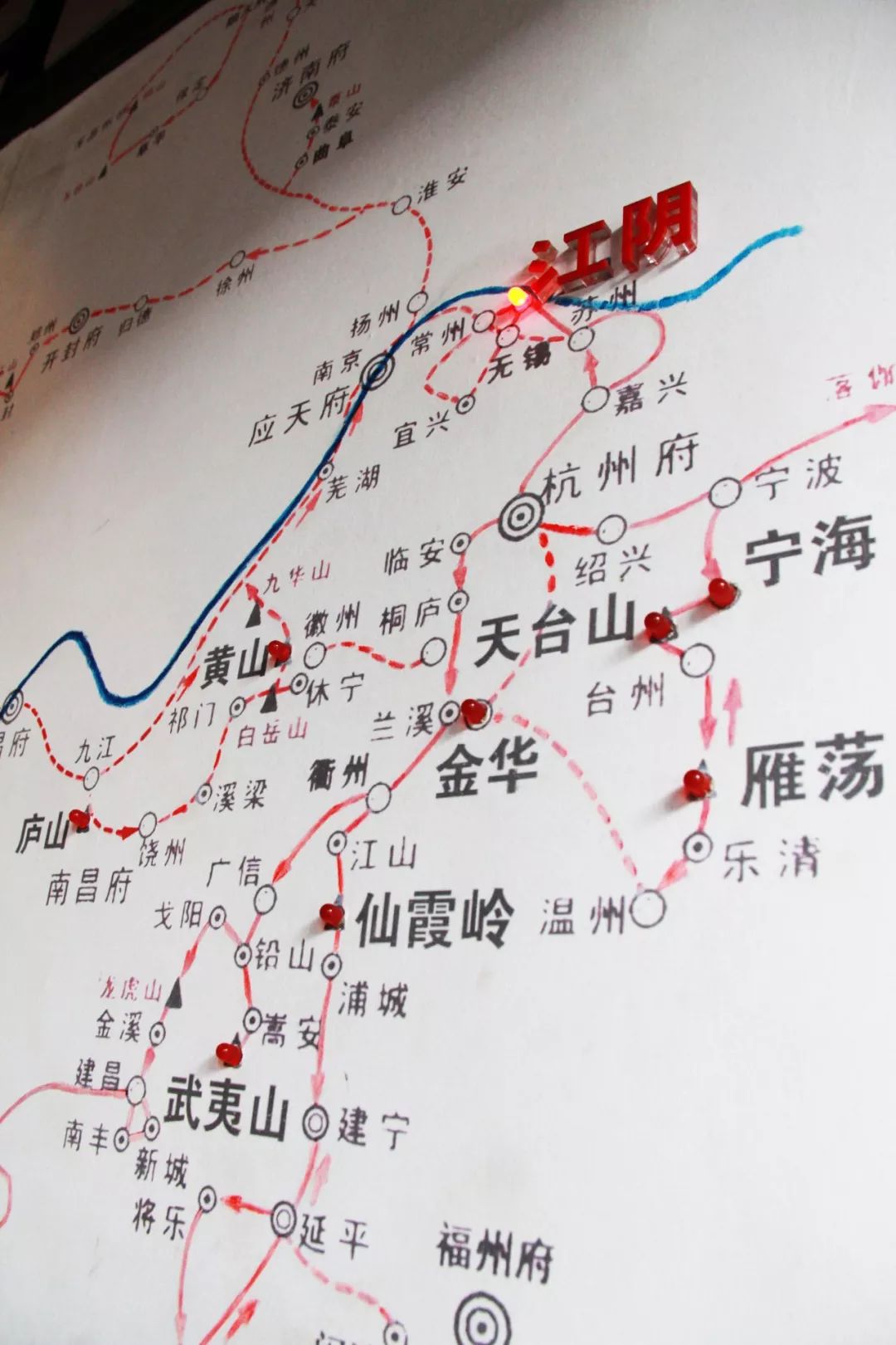 徐霞客出游始发处▲《徐霞客游记》▲徐霞客故居"仰圣园"1587年1月5