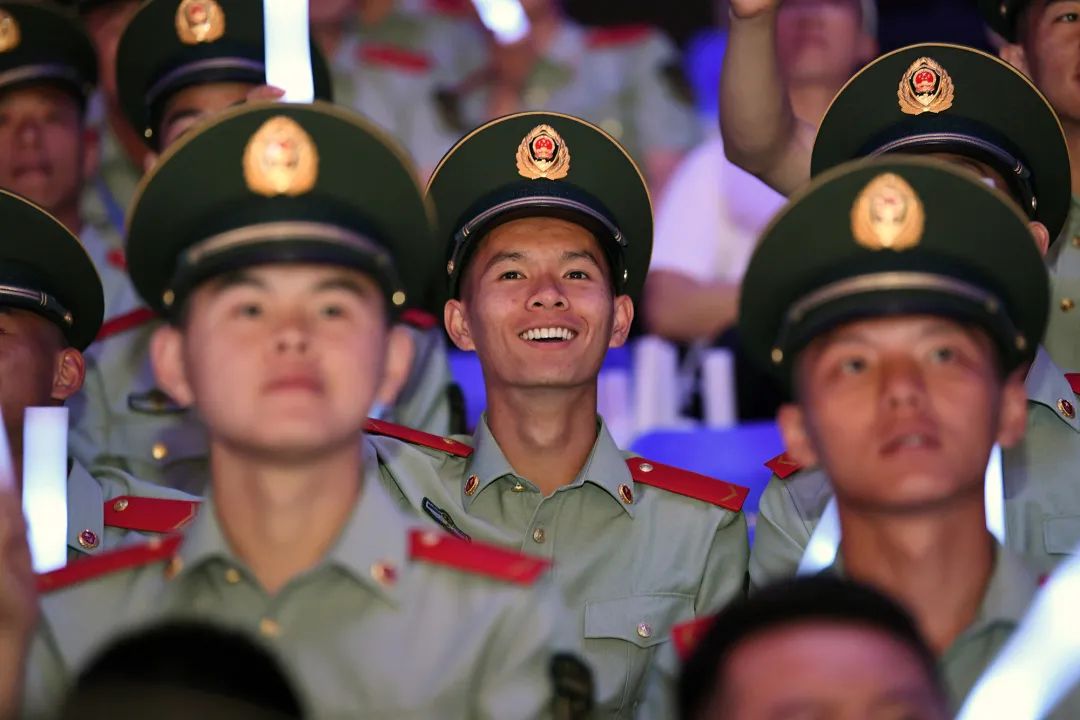 男兒手中冉冉升起一面鮮豔的五星紅旗隨著一聲鏗鏘有力的