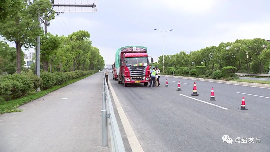 王碎社还来到525国道治超点进行检查,详细了解治超工作开展情况.