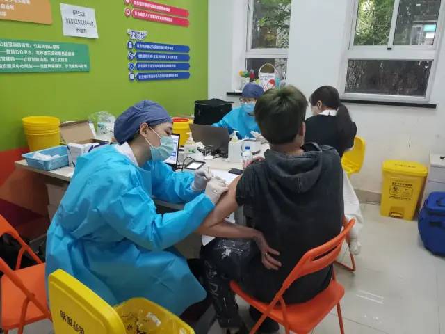 52白加黑五里桥街道疫苗接种服务不停歇