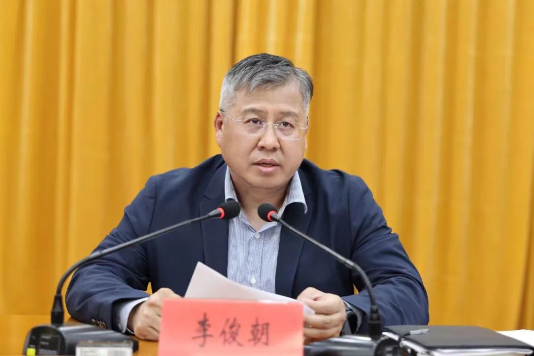 区委书记李俊朝主持会议并讲话.