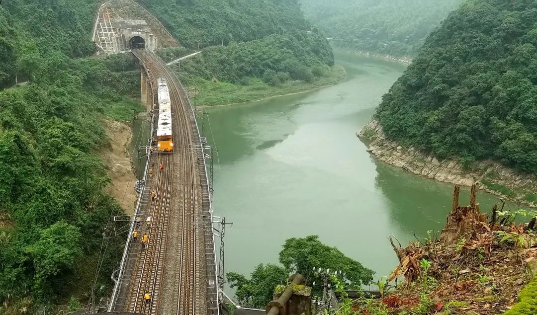 时隔八年大瑶山隧道群换新轨