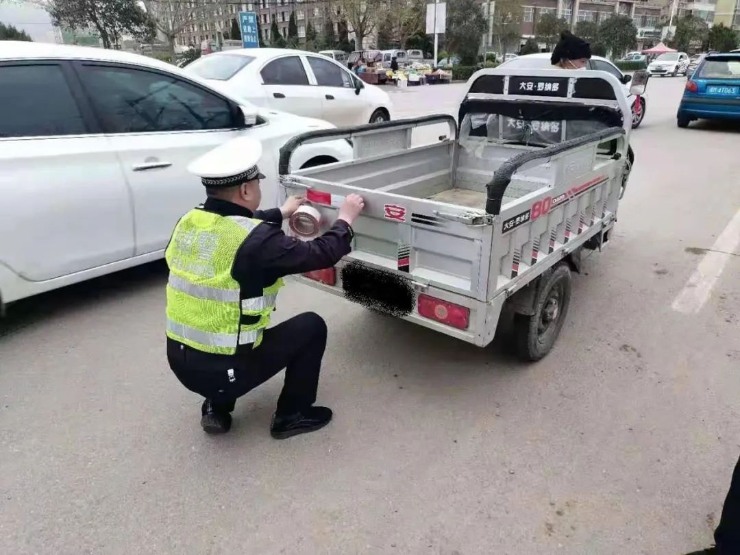 【我为群众办实事】运城公安交警——农用三轮车"亮尾"在行动