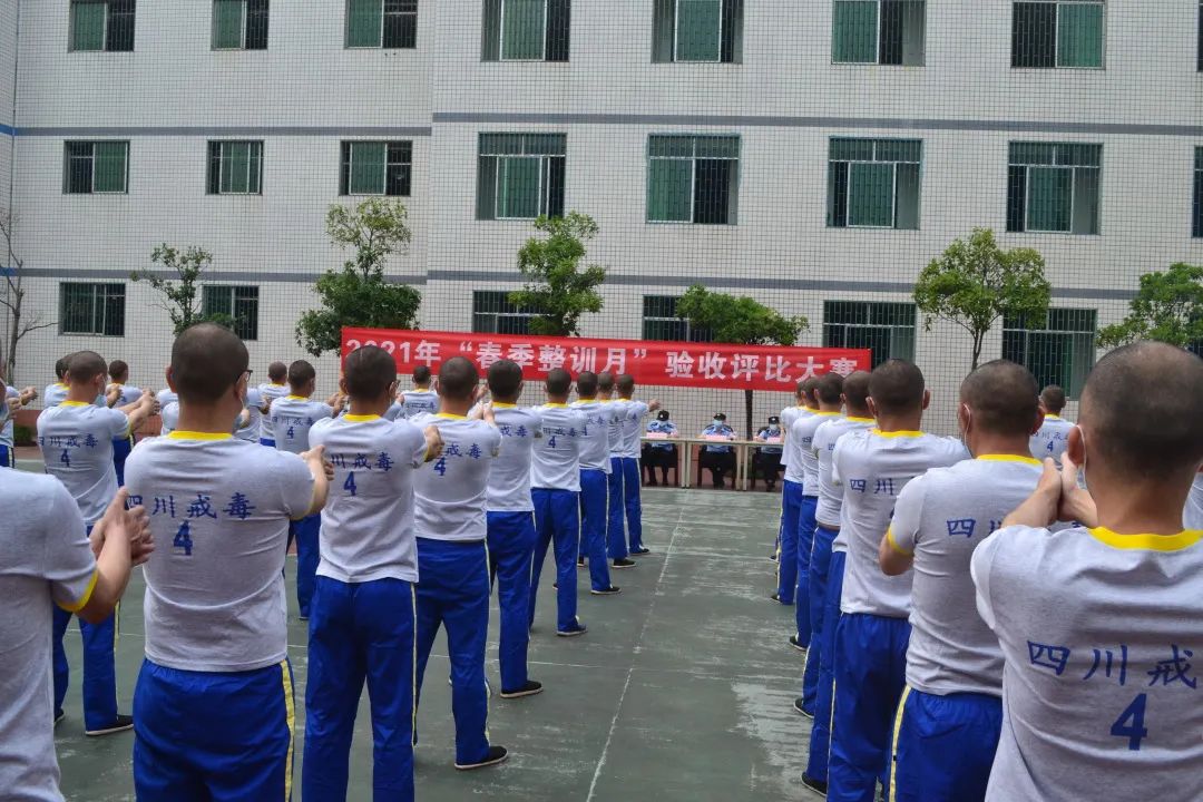 比赛方队分别演示了稍息立正,整齐报数,停止间转法,齐步行进与跑步行