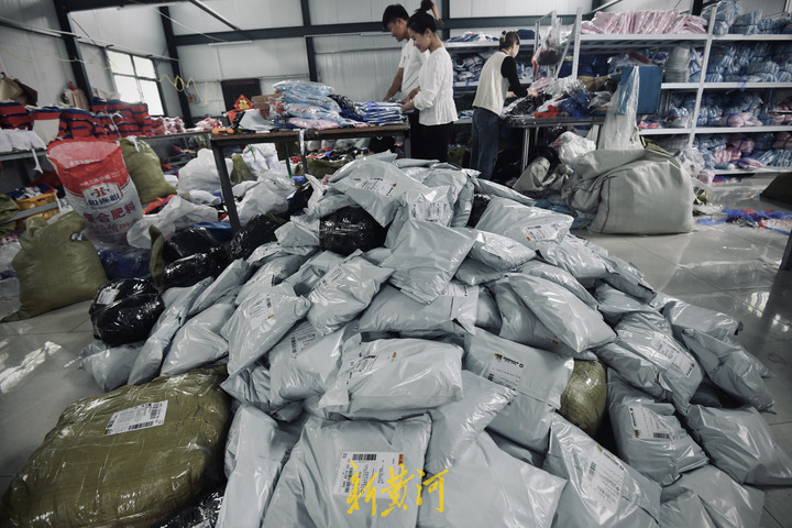 在曹县大集镇丁楼村,农户家中堆满了待发的快递.新黄河记者王汗冰 摄