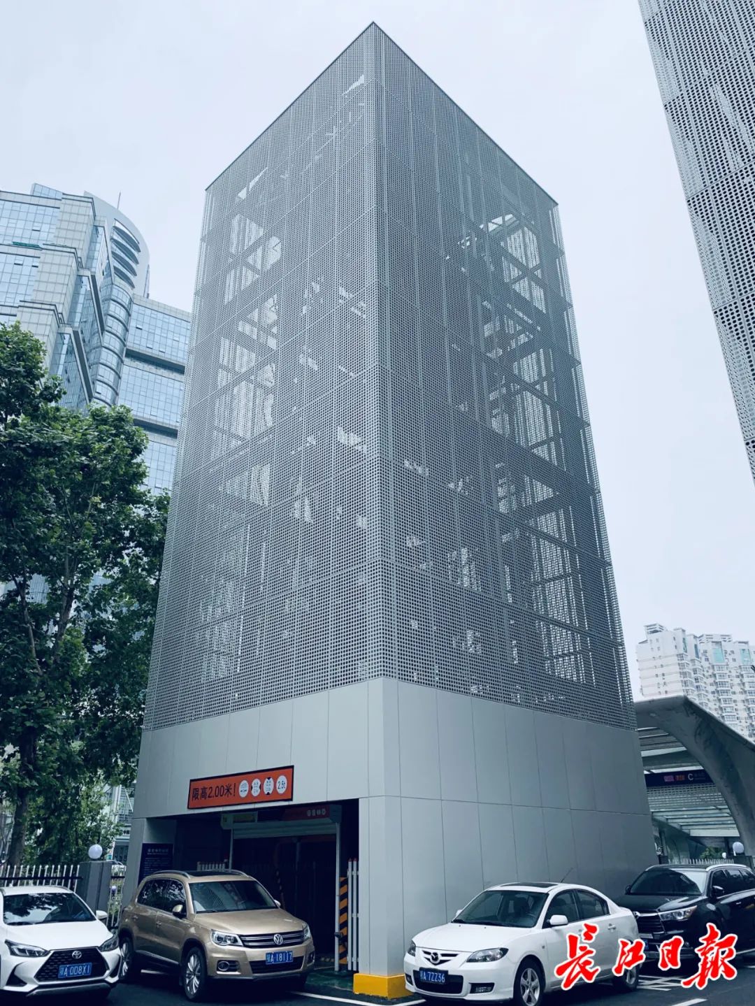 记者探秘武汉立体车库 占地面积小 最高33层 90秒可取车